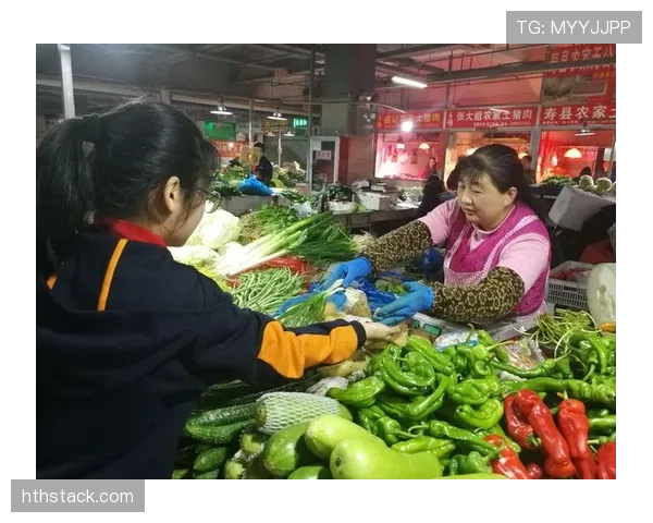 姚明的日常像两张明暗对照图：一边是豪宅早餐，一边是楼下排队买菜的阿姨