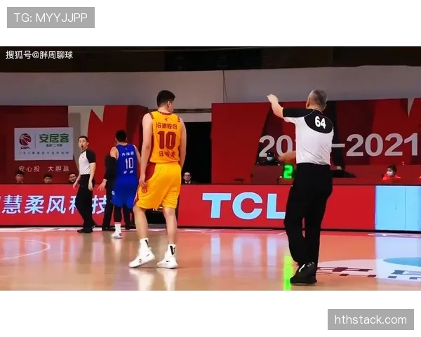 带球撞人怎么判罚？比赛场上的违例判定标准解析
