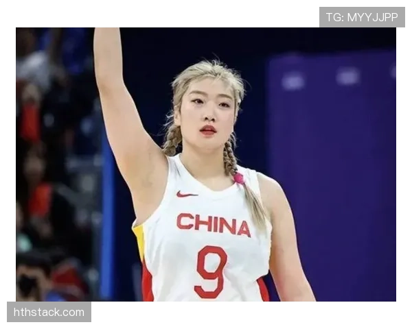 李梦训练完直接啃鸡腿，这自律和放纵切换得太丝滑了吧